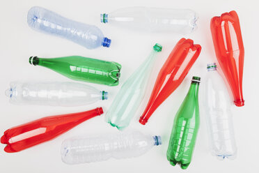 Verschiedene leere Plastikflaschen auf weißem Grund - GWF004639