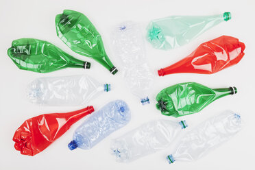 Verschiedene leere, gebogene Plastikflaschen auf weißem Grund - GWF004640