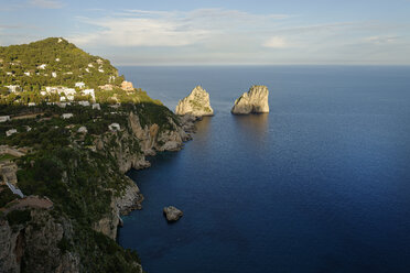 Italy, Campania, Capri, rocks Faraglioni in Gulf of Naples, Tyrrhenian Sea - LBF001401