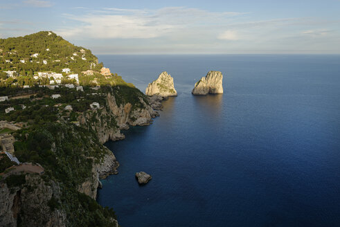 Italien, Kampanien, Capri, Felsen Faraglioni im Golf von Neapel, Tyrrhenisches Meer - LBF001401