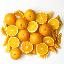 Ganze und geschnittene Orangen auf weißem Grund - SRSF000610