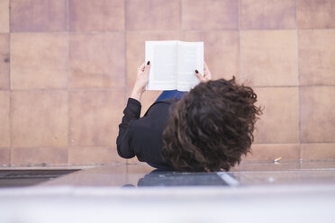 Top view of teenage girl reading a book - SIPF000221