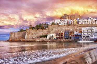 Spain, Province of Castellon, Peniscola, Costa del Azahar, Old town with castle, dramatic sky in the evening - DSGF001016