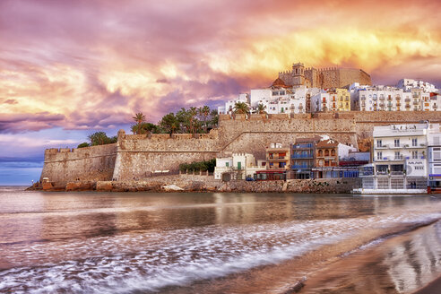Spanien, Provinz Castellon, Peniscola, Costa del Azahar, Altstadt mit Burg, dramatischer Himmel am Abend - DSGF001016