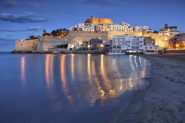 Spanien, Provinz Castellon, Peniscola, Costa del Azahar, Altstadt mit Burg, blaue Stunde - DSGF001017