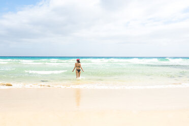 Spanien, Fuerteventura, Frau am Strand - GEMF000772