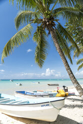 Dominikanische Republik, Boote am Sandstrand von Bayahibe - PCF000241