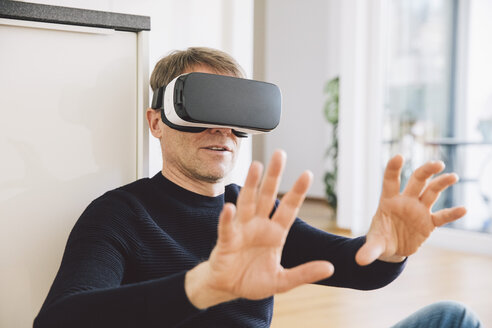 Man wearing virtual reality glasses using his hands - MFF002732
