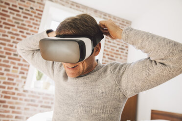 Man putting on virtual reality glasses - MFF002737
