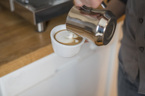 Cappuccino, Milchschaum in die Tasse gießen - PAF001566