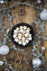 Cinnamon stars in bowl and christmas decoration - LVF004591