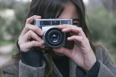 Woman taking a photo with an analog camera - ABZF000232