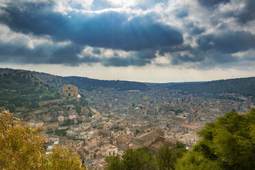 Italien, Sizilien, Provinz Ragusa, Val di Noto, Stadtbild von Ragusa mit Kirche San Mateo - CSTF000960