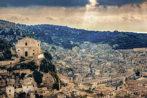 Italien, Sizilien, Provinz Ragusa, Val di Noto, Stadtbild von Ragusa mit Kirche San Mateo - CSTF000961