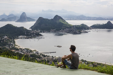 Brasilien, Rio de Janeiro, Tourist sitzt am Aussichtspunkt - MAUF000250