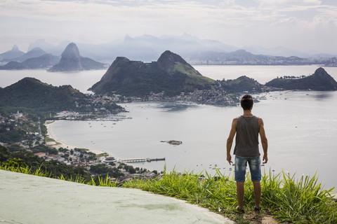 Brasilien, Rio de Janeiro, Tourist steht am Aussichtspunkt, lizenzfreies Stockfoto