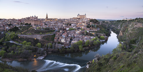 Spanien, Panoramaansicht von Toledo am Abend - EPF000018