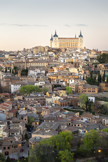 Spanien, Blick auf Toledo, Alcazar am Abend - EPF000019