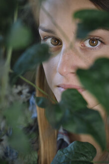 Porträt einer attraktiven jungen Frau hinter Blättern - ALBF000034