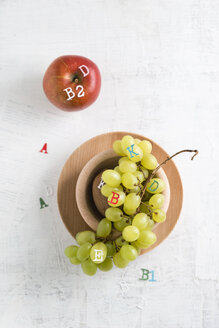 Apple and green grapes, different vitamins - MYF001372