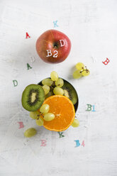 Banane, apple, orange, kiwi and green grapes, different vitamins - MYF001374