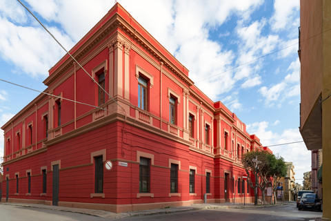 Italien, Sizilien, Provinz Caltanissetta, Gela, modernes Wohnhaus, rot, lizenzfreies Stockfoto
