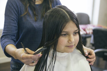 Girl in a hair salon - ABZF000243