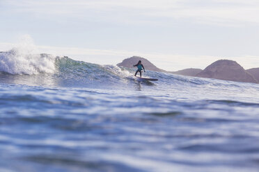 Indonesien, Lombok, Surfer auf einer Welle - KNTF000244