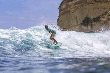 Indonesien, Lombok, Surfer auf einer Welle - KNTF000249