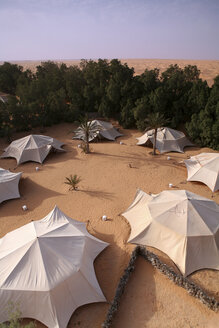 Tunesien, Grand Erg Oriental, Zelte in der Oase von Ksar Ghilane in der Sahara - DSGF001019