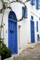 Tunesien, Sidi Bou Said, typische blaue Eingangstüren und Fenstergitter - DSGF001032