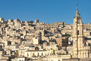 Italien, Sizilien, Modica, Stadtbild mit Kirche San Giorgio - CSTF000991