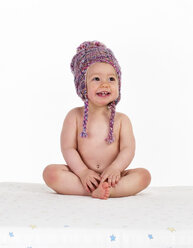 Porträt eines glücklichen nackten kleinen Mädchens mit Wollmütze - WWF003932