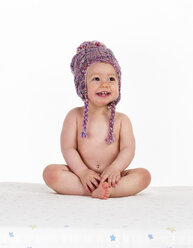 Portrait of happy naked baby girl wearing woolly hat - WWF003932