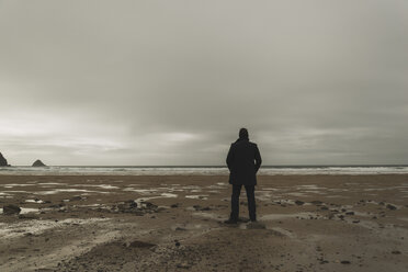 France, Bretagne, Finistere, Crozon peninsula, man standing on the beach - UUF006644