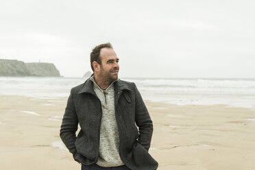 France, Bretagne, Finistere, Crozon peninsula, man on the beach - UUF006645