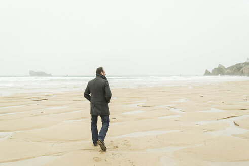 Frankreich, Bretagne, Finistere, Halbinsel Crozon, Mann beim Spaziergang am Strand - UUF006646