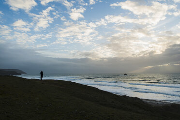 France, Bretagne, Finistere, Crozon peninsula, woman standing at the coast - UUF006655