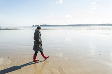 Frankreich, Bretagne, Finistere, Halbinsel Crozon, Frau beim Spaziergang am Strand - UUF006657