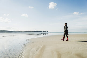 Frankreich, Bretagne, Finistere, Halbinsel Crozon, Frau beim Spaziergang am Strand - UUF006658