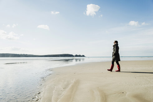 Frankreich, Bretagne, Finistere, Halbinsel Crozon, Frau beim Spaziergang am Strand - UUF006658