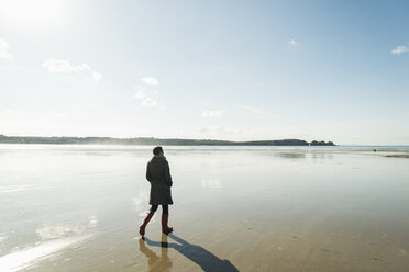 Frankreich, Bretagne, Finistere, Halbinsel Crozon, Frau beim Spaziergang am Strand - UUF006659