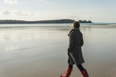 Frankreich, Bretagne, Finistere, Halbinsel Crozon, Frau beim Spaziergang am Strand - UUF006667