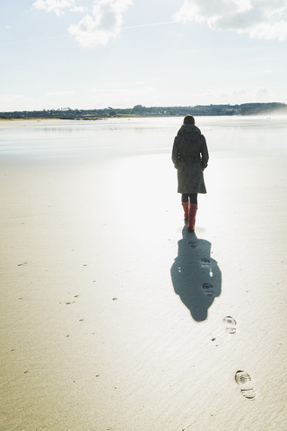 Frankreich, Bretagne, Finistere, Halbinsel Crozon, Frau beim Spaziergang am Strand, lizenzfreies Stockfoto