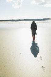 Frankreich, Bretagne, Finistere, Halbinsel Crozon, Frau beim Spaziergang am Strand - UUF006668