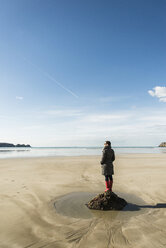 Frankreich, Bretagne, Finistere, Halbinsel Crozon, Frau steht am Strand - UUF006670