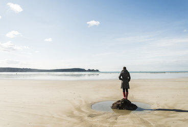 Frankreich, Bretagne, Finistere, Halbinsel Crozon, Frau steht am Strand - UUF006671