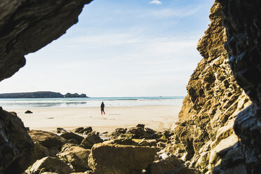 Frankreich, Bretagne, Finistere, Halbinsel Crozon, Frau beim Spaziergang am Strand - UUF006675