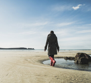 Frankreich, Bretagne, Finistere, Halbinsel Crozon, Frau beim Spaziergang am Strand - UUF006678