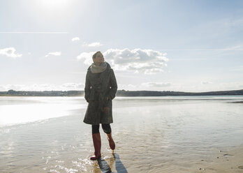 Frankreich, Bretagne, Finistere, Halbinsel Crozon, Frau beim Spaziergang am Strand - UUF006679